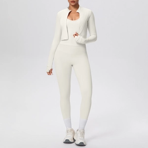 Vista dettagliata del set yoga bianco con giacca a zip e leggings attillati sportivi