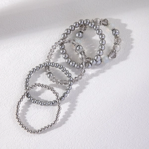 Dettaglio del set di cinque braccialetti elastici con cristalli e perle