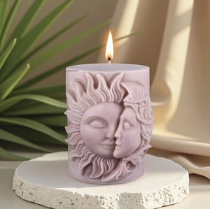 Vela relieve diosa del sol violeta lavanda sobre una base de piedra blanca