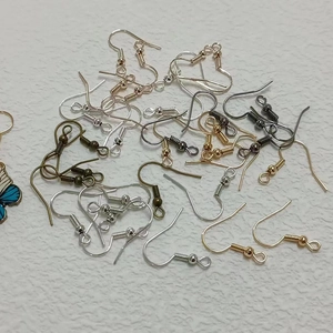Varios ganchos para pendientes DIY con bola y espiral en acabados oro, plata y bronce