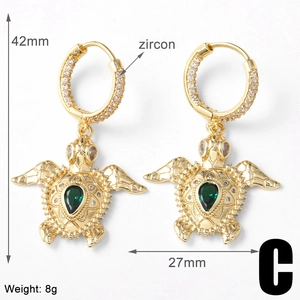 Detalle de pendientes de tortuga con circón verde y dimensiones de 42mm por 27mm