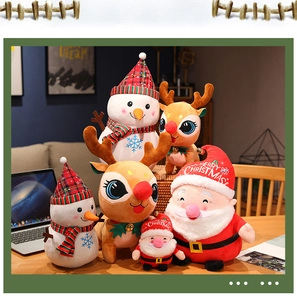 Collezione festiva di peluche natalizi con Babbo Natale, pupazzi di neve e simpatiche renne.