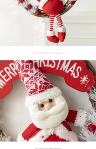 Détail de couronne de Père Noël en peluche avec tissu rouge et cercle en rotin