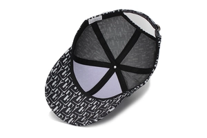 Détail de l'intérieur de la casquette avec doublure filet et sangle réglable