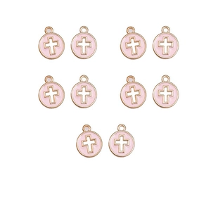 Nahaufnahme von zehn rosa runden Legierungsanhängern mit goldenen Kreuzmustern für DIY