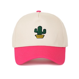 Détail de la broderie cactus vert sur une casquette de baseball beige et rose contrastée