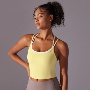 Détail de brassière de yoga jaune vif avec doubles bretelles et design de coupe ajustée