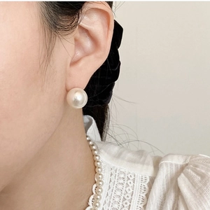 Elegant 925 sterling silver pearl earrings and necklace set worn by a model
