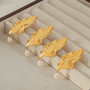 Boucles d'oreilles vintage feuille d'or irrégulière avec perles dans un écrin à bijoux