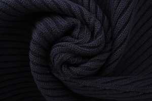 Détail macro du tricot côtelé bleu marine montrant la texture épaisse et le tissage élastique