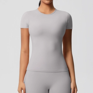 T-shirt de sport gris clair ajusté en tissu hautement extensible évacuant l'humidité