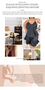Detail von schwarzem Satin-Schlafanzugset mit V-Ausschnitt Top und Rüschenshorts