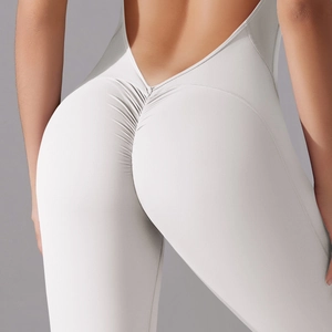 Détail du dos nu en V profond et de la couture froncée sur la combinaison de yoga grise