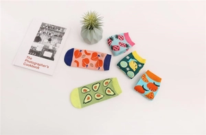 Cinq paires de chaussettes en coton avec motifs de fruits et bordures contrastées