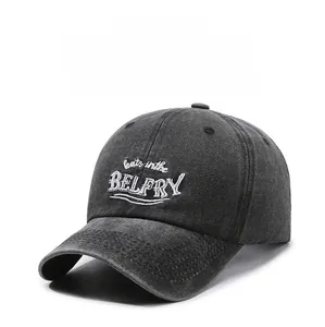 Détail de broderie sur casquette de baseball en coton délavé avec bord à six coutures