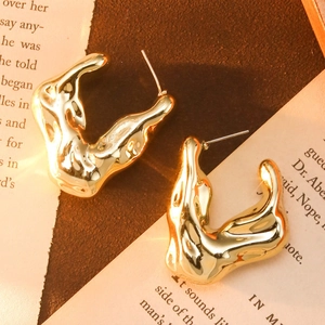 Chic gold irregular C-shape acrylic flower hoop earrings with minimalist lava design