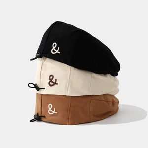 Détail de bérets en coton avec broderie & et cordon de serrage réglable à l'arrière