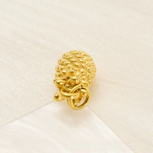 Vue détaillée du pendentif ananas plaqué or 18K avec surface texturée et anneau