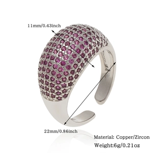 Macro-opname van koperen ring met roze zirkoonzetting en maatspecificaties voor dames