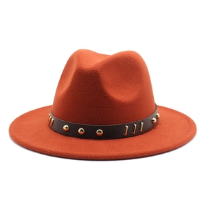 Dettaglio del cappello fedora arancione ruggine con fascia in cuoio e borchie