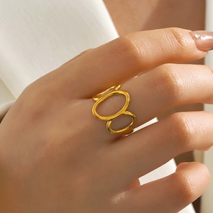 Bague dorée ovale évidée à double couche portée à l'index pour un look minimaliste