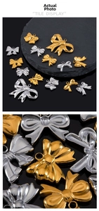Détail macro de pendentifs nœuds polis or et argent pour la création de bijoux DIY
