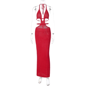 Dettaglio di abito in maglia rossa a lupetto con texture a intaglio e lacci