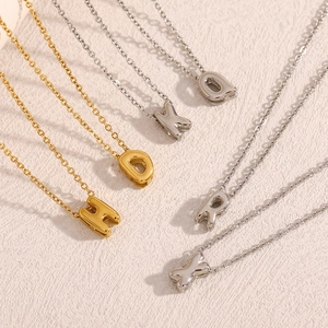 Colliers en acier inoxydable plaqué or 18 carats avec pendentifs lettres creuses en or et argent