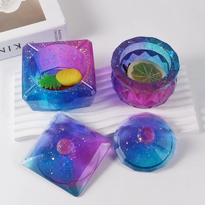 Bovenaanzicht van sterrenhars opbergdozen met glitter en kristallen facetdeksels
