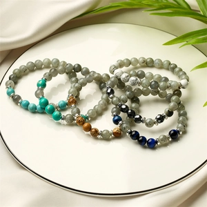 Detailaufnahme von 8mm Naturstein-Armbändern mit Tigerauge, Labradorit und elastischem Band