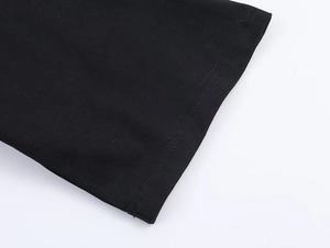 Dettaglio del tessuto a maglia nera con cuciture doppie di alta qualità e trama in pizzo
