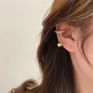 Ear cuff cuore dorato con perle e strass indossato da modella in stile francese