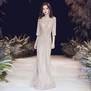 Elegante abito da sera con paillettes oro rosa, maniche a metà braccio e linea a sirena