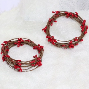 Détail d'une guirlande de baies rouges de 2,5m pour décoration de Noël DIY festive
