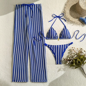Vue à plat d'un ensemble de maillot de bain trois pièces au crochet à rayures bleues
