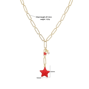 Detail der Goldkette mit rotem Herz, Kirschperle und großem Stern-Anhänger