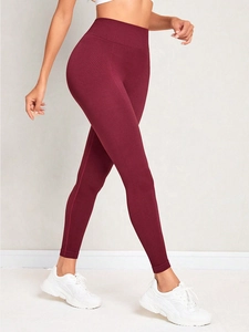 Detail der High-Waist Yoga-Leggings aus burgunderrotem Wabengewebe für Fitness und Sport