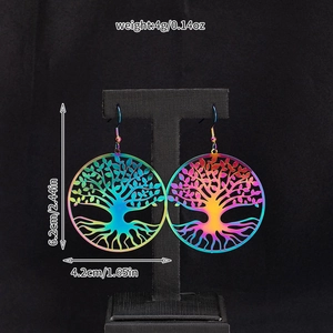 Dettaglio degli orecchini albero della vita arcobaleno, lunghezza 6,2 cm e larghezza 4,2 cm