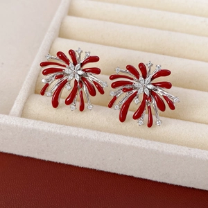 Détails de boucles d'oreilles feux d'artifice avec émail rouge et zircons
