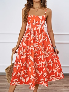 Detail des gestuften Rockdesigns an diesem sommerlichen Midikleid mit Blumenmuster
