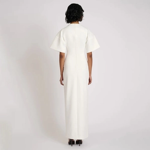 Détail de la fermeture éclair invisible au dos et du contour de la taille de la robe maxi