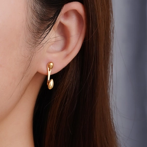 Orecchini a goccia in acciaio inossidabile placcati oro 18K indossati da modella