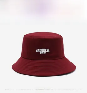 Gros plan du bob bordeaux avec inscription Brooklyn City Boy blanche imprimée dessus