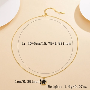 Dettaglio della collana con quadrifoglio nero con misure 1cm e lunghezza 40+5cm