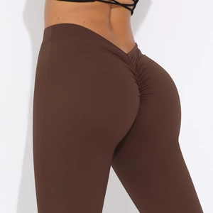 Detailansicht der High Waist Leggings in Dunkelbraun mit Scrunch-Po-Effekt und Textur