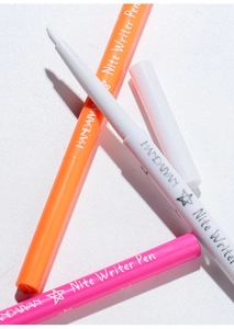 Vue détaillée des eye-liners UV néon en blanc, orange et rose pour un maquillage créatif