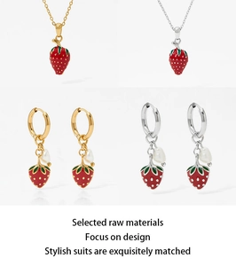Detailansicht des Erdbeer-Schmucksets mit Emaille und Perlen in Gold und Silber