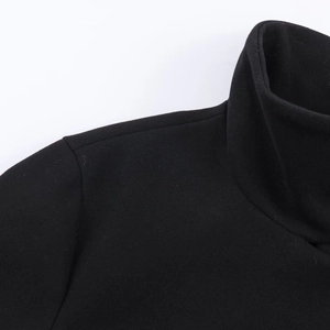 Vue détaillée du col montant et du tissu noir sur ce manteau court de style vintage français