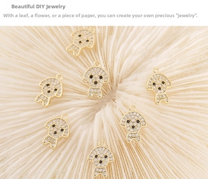 Vue détaillée de pendentifs caniche dorés avec oxydes de zirconium pour bijoux DIY