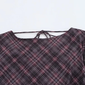 Vestido de malla a cuadros violeta y negro con elegante detalle de lazo posterior